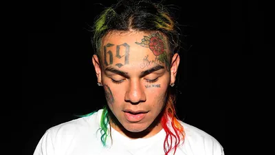 6IX9INE TEKASHI 69 | Parede de fotos, Desenho de rua, Fotos com fundo preto