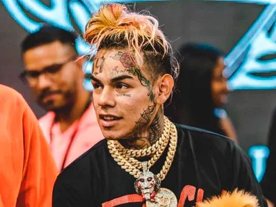 На рэпера Tekashi 6ix9ine подали в суд за порно с 13-летней девочкой:  Музыка: Культура: Lenta.ru