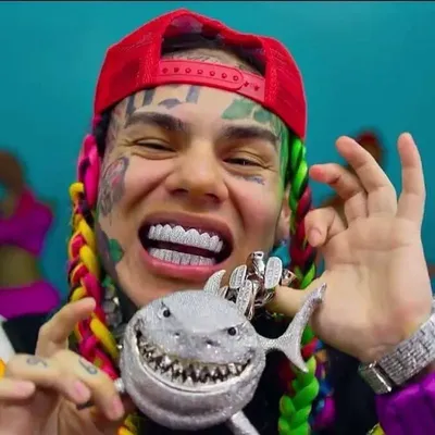 Рэпера Tekashi 6ix9ine избили до полусмерти в фитнес-клубе США