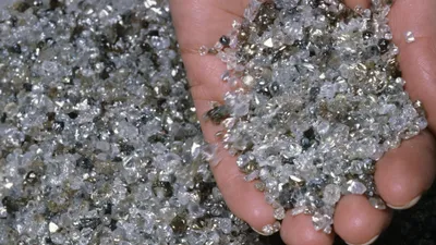 Розовый алмаз Lucapa Diamond весом 46 карат огранен и отполирован