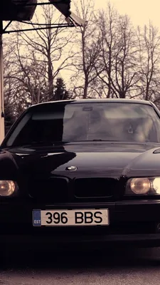 BMW e38 стоит на стоянке - обои на рабочий стол