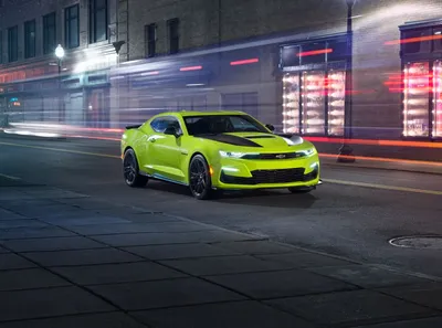 Соревнования белого и желтого Chevrolet Camaro - обои для рабочего стола,  картинки, фото