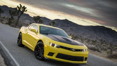 Черный chevrolet camaro в рисованном стиле - обои на телефон