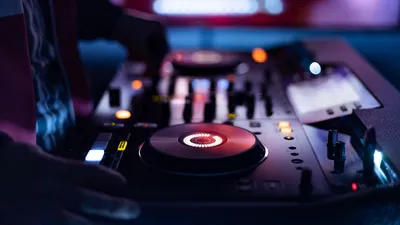 Скачать обои \"Dj\" на телефон в высоком качестве, вертикальные картинки \"Dj\"  бесплатно