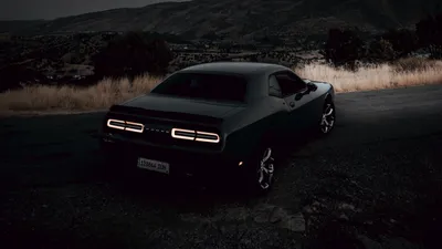 Скачать 2560x1440 dodge challenger, dodge, автомобиль, черный, фонари, ночь  обои, картинки 16:9