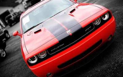 Черный красавец dodge challenger после дрифта на дороге - обои на телефон