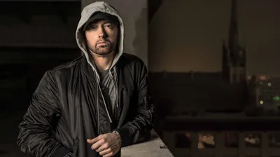 Скачать обои и картинки eminem, эминем, музыкант, рэпер, пол, сидит, тату  для рабочего стола в разрешении 2560x2048