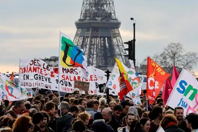 Как выглядели протесты во Франции из-за пенсионной реформы. Фото и видео —  РБК