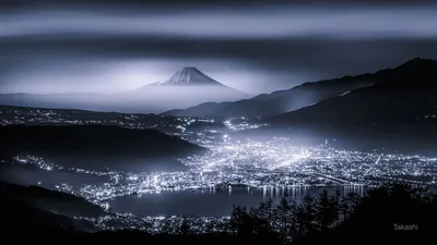 Обои на рабочий стол Гора Fuji / Фудзи, Япония туманной ночью. Фотограф  Takashi, обои для рабочего стола, скачать обои, обои бесплатно