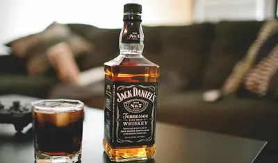 Торт в форме виски Jack Daniels 0712318 стоимостью 6 000 рублей - торты на  заказ ПРЕМИУМ-класса от КП «Алтуфьево»