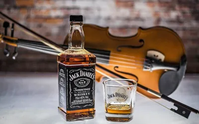 Обои Виски Jack Daniels на фиолетовом фоне » Скачать красивые HD обои ( картинки) на рабочий стол (экран) и на телефон бесплатно