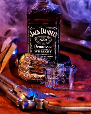 Бутылка jack daniels на черном фоне - обои на рабочий стол