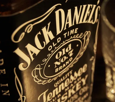 Арт девушка с бутылкой jack daniels в баре - обои на рабочий стол