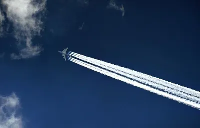 Самолет В Небе Самолет В Небе Копировать Пространство Бизнес Летних Каникул  И Путешествия Приключения Концепции Небо Самолета И Солнце — стоковые  фотографии и другие картинки Без людей - iStock