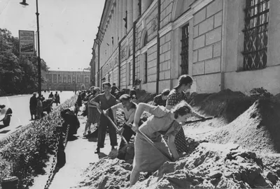 Во дворе капеллы можно окунуться в атмосферу блокадного Ленинграда |  Телеканал Санкт-Петербург