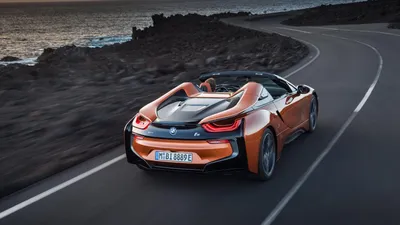 Скачать обои и картинки bmw, i8, safety car, белый, суперкар,  электромобиль, мигалка, асфальт для рабочего стола в разрешении 1200x1920