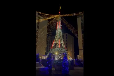 Деревья В Парке Рядом С Эйфелевой Башни Париж Франция — стоковые фотографии  и другие картинки Арка - архитектурный элемент - iStock