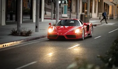 Дорогой Ferrari Красный Спортивный Автомобиль На Улице — стоковые  фотографии и другие картинки Спортивный автомобиль - iStock