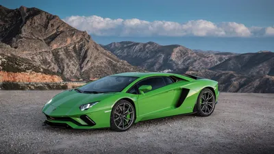 Lamborghini Aventador Roadster painted in Verde Ithaca and a Lamborghini  Huracan painted in Giallo Midas Photo taken b… | Automóveis, Lamborghini  aventador, Carros