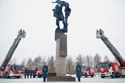 Два Пожарных Пожарных Окружают Темным Дымом — стоковые фотографии и другие  картинки Движение - Движение, Пожарный, Аварийное оборудование - iStock