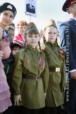 Одет мальчик детей по мере того как солдат в ретро военных формах и девушке  в розовом платье Стоковое Фото - изображение насчитывающей косичка, пинк:  118760126