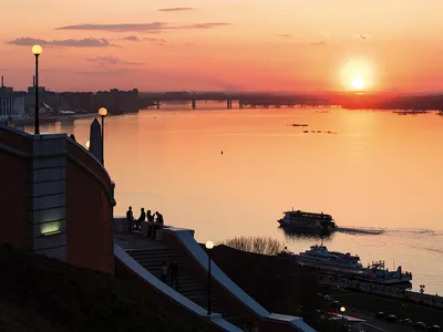 Скалы на берегу моря во время заката · Бесплатные стоковые фото