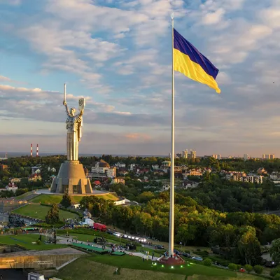 В Киеве демонтировали герб СССР на монументе \"Родина-мать\" - РИА Новости,  01.08.2023