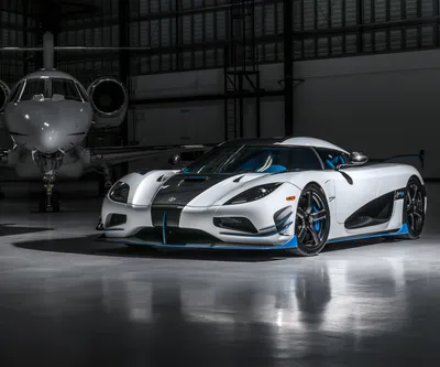 Суперкар koenigsegg, agera в дождливую погоду на дороге - обои на телефон