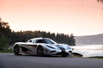 Гиперкар Koenigsegg Agera вид сзади - обои на телефон