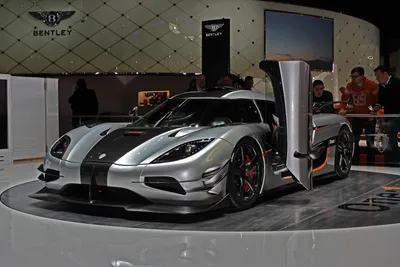 Скачать обои \"Koenigsegg Agera\" на телефон в высоком качестве, вертикальные  картинки \"Koenigsegg Agera\" бесплатно