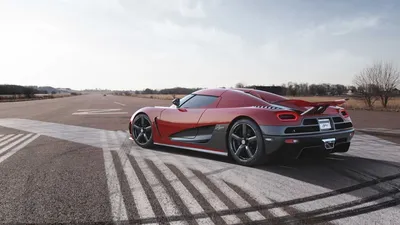 Скачать обои \"Koenigsegg\" на телефон в высоком качестве, вертикальные  картинки \"Koenigsegg\" бесплатно