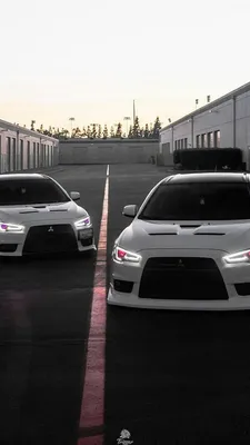 Скачать обои Mitsubishi Lancer Evolution на трассе на рабочий стол из  раздела картинок Митсубиси