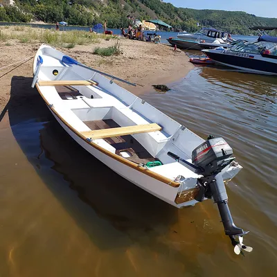 Вид сверху лодка на воде отражается…» — создано в Шедевруме