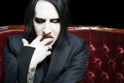 Обои на рабочий стол Marilyn Manson / Мэрли Менсон держит Диту фон Тиз /  Dita Von Teese за грудь, обои для рабочего стола, скачать обои, обои  бесплатно