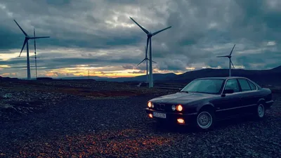 Обои на рабочий стол Серый bmw e34 m5 Аlpina b10 стоит на дороге, на фоне  деревьев, обои для рабочего стола, скачать обои, обои бесплатно