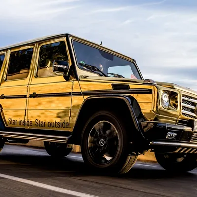 Черный mercedes g63 на фоне моста и неба - обои на телефон