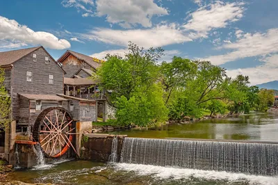 Картинка Old Mill In Field для телефона и на рабочий стол iPhone 6 Plus