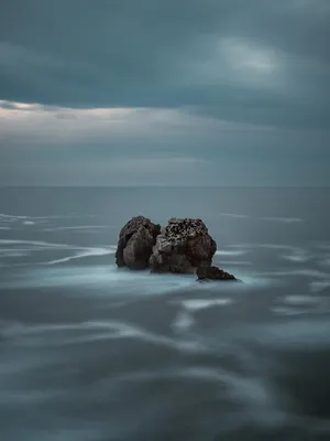 Морской пейзаж обои на телефон скалы в море на закате в пасмурный день |  Премиум Фото