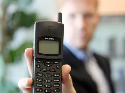 Телефон Nokia 3310 Желтый на столе Редакционное Стоковое Изображение -  изображение насчитывающей иллюстративно, одно: 158862044