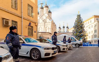 Пистолет и бейджик офицера полиции на черном фоне | Обои для телефона