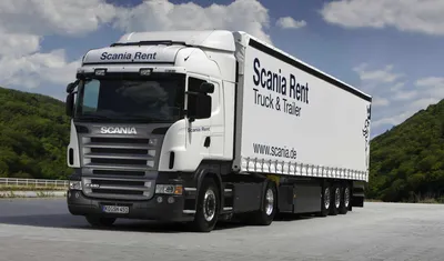 Красный грузовик Scania едет по шоссе. Летний пейзаж с полями - обои на  телефон