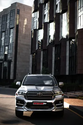 Toyota представляет эксклюзивную серию флагманского внедорожника Land  Cruiser 200 – Executive Black и Executive White