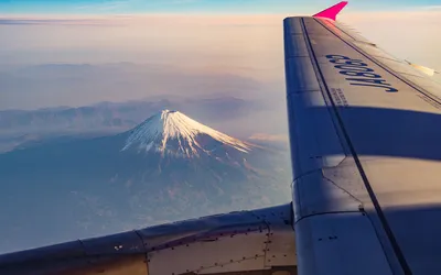 Обои на рабочий стол Вид на вулкан Фудзияма / Fujiyama из окна самолета,  Япония / Japan, обои для рабочего стола, скачать обои, обои бесплатно