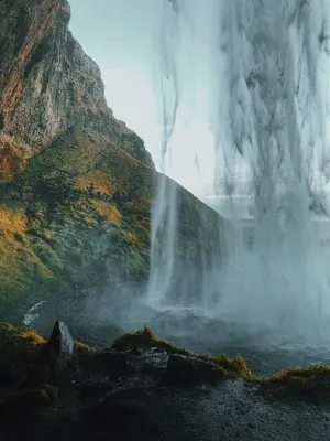 Картинка на телефон впечатляющий водопад, стекающий с гор | Премиум Фото