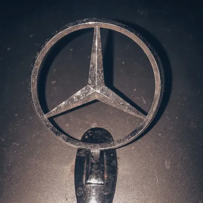 Знак Mercedes-Benz редакционное фото. изображение насчитывающей кром -  137746416