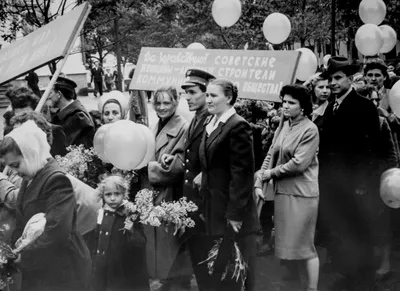 Фото \"«Первомайские услуги»\", 1 мая 1984, г. Москва - История России в  фотографиях