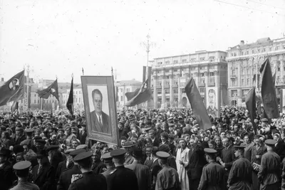 Первомай — стоковые фотографии и другие картинки Первое мая - День  международной солидарности трудящихся - Первое мая - День международной  солидарности трудящихся, Без людей, Белый фон - iStock