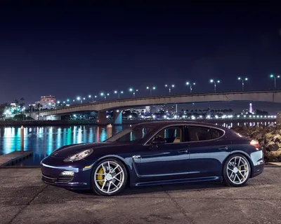 Скачать 1280x1024 porsche, panamera s, город, ночь, вид сбоку обои,  картинки стандарт 5:4