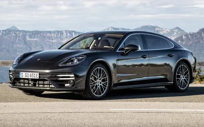 Синий porsche panamera s вид сбоку на ночной город - обои на телефон