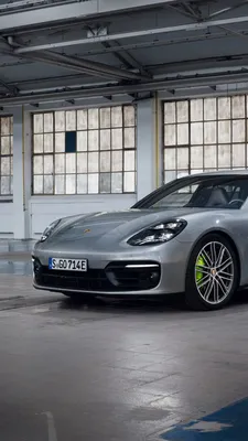 Чёрный porsche panamera на фоне старинного города - обои на рабочий стол